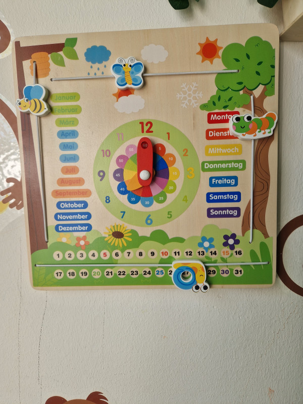 Uhr und Jahreszeitenkalender